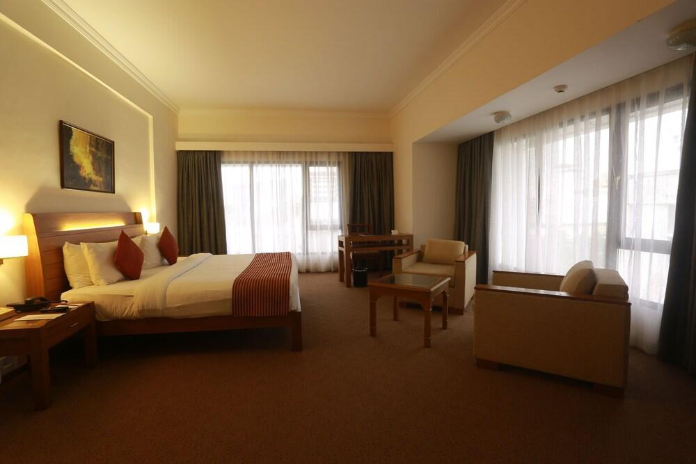 The Avenue Regent Kochi Exterior foto